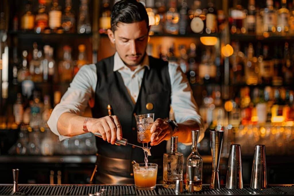 Comment devenir barman : conseils et étapes pour débuter